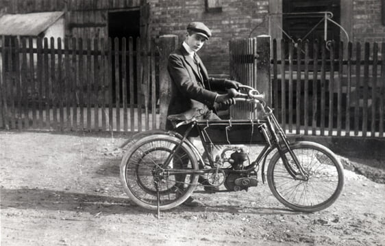 Willy Sander mit seinem Motorrad Marke „Farnier“, das er 1918 von einem heimwärts ziehenden Soldaten erworben hatte (Foto 1923)