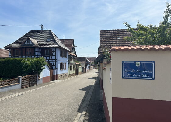 Malerische, alte Fachwerkhäuser, große landwirtschaftliche Anwesen und Weinbau sind prägend für Nordheim im Elsass.