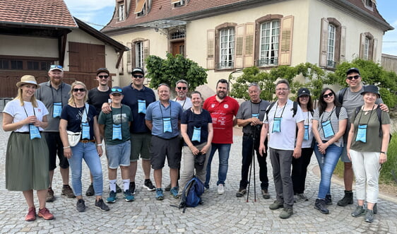 Am Ende der Wanderung ging es mit Bürgermeister Christophe Malingrey (siebter von rechts) auf einen Ortsrundgang durch Nordheim, im Hintergrund eines der schönsten und ältesten landwirtschaftlichen Anwesen.