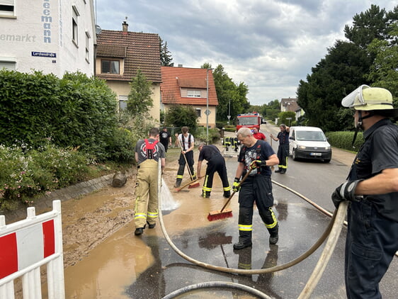 Zu insgesamt 14 Einsätzen wurde die Feuerwehr nach dem Starkregen am vergangenen Mittwoch gerufen; auf dem Foto wird die Heilbronner Straße wieder für den Verkehr freigemacht.