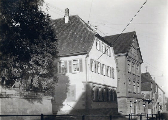 Links das 1804 erbaute Schulhaus östlich neben der Kirche, in dem die Suppenküche eingerichtet war.