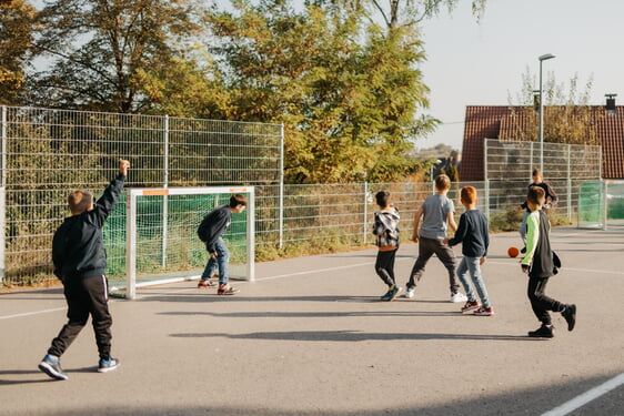 Die Kinder konnten sich nicht zurückhalten und wollten die neuen Fußballtore gleich ausprobieren