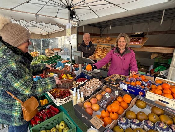 Bisher ein gewohntes Bild, das es nächstes Jahr nicht mehr geben wird. Sibylle und Heiko Conte sagen dem Wochenmarkt Ade.