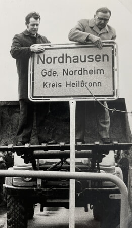 Auswechslung des Ortsschildes durch die beiden Bürgermeister Julius Scheffler und Willy Weidenmann am 1.1.1975. Neue Bezeichnung: Nordhausen - Gemeinde Nordheim