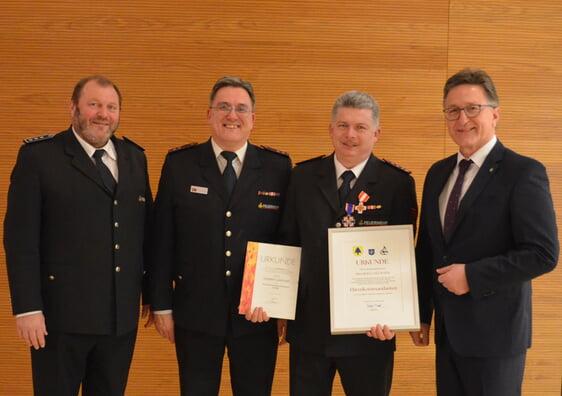 Lauffens Ehrenkommandant Heiner Schiefer, der stellvertretende Vorsitzende des Kreisfeuerwehrverbands Martin Kuhbach und Bürgermeister Volker Schiek freuen sich mit Siegbert Uzelmaier über verdiente Ehrungen.