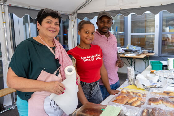 Beim Nordheimer Parkfest beteiligte sich der Arbeitskreis Asyl mit einem Essensstand und bot typische Speisen aus der Ukraine und Syrien an.