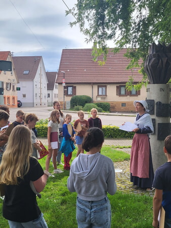 Frau Conte in traditionellem Gewand mit unseren Vierern