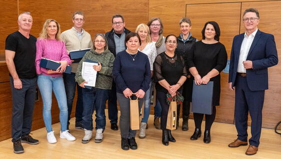 v.l.n.r. Personalratsvorsitzender Joseph Pearson, Alexandra Piplica, Andreas Kurz, Gabriele Iser, Andreas Kellert, Ana Corina Duldner, Erna Zeller, Diana Gratz, Saadet Günes, Martina Maier, Tanja Berghane, Bürgermeister Volker Schiek - auf dem Foto fehlen: Lara Pfeifer, Beatrix Hertner, Peter Specker und Tanja Giornetta