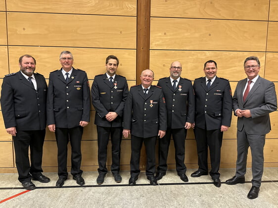 Aufstellung der Ehrenden und Geehrten: (von links) Stv. Kreisbrandmeister Heiner Schiefer, Reiner Müller, Marius Weiss, Kurt Plieninger, Andreas Urban, Kommandant Michael Baier und Bürgermeister Volker Schiek (Foto: Jana Reichert, Lauffen)